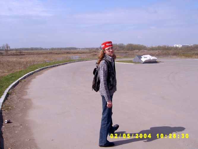 А это пустырь, где, судя по во-о-он той надписи на камне вот уже два года строится Рязанский ледовый дворец